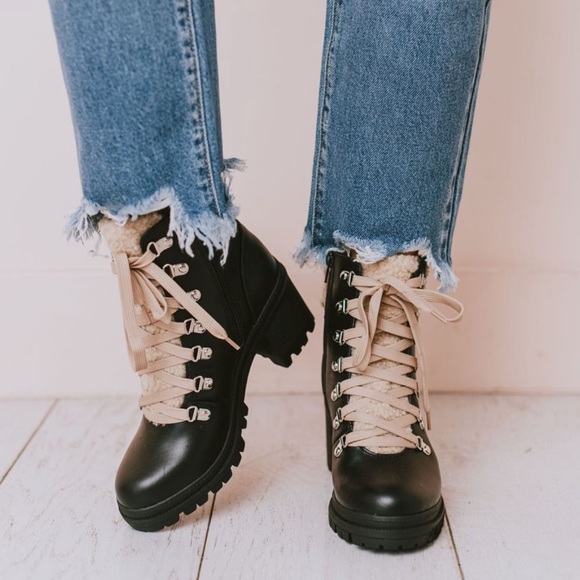 Black Sherpa lace up chunky lug sole shearling boot - Picture 7 of 9